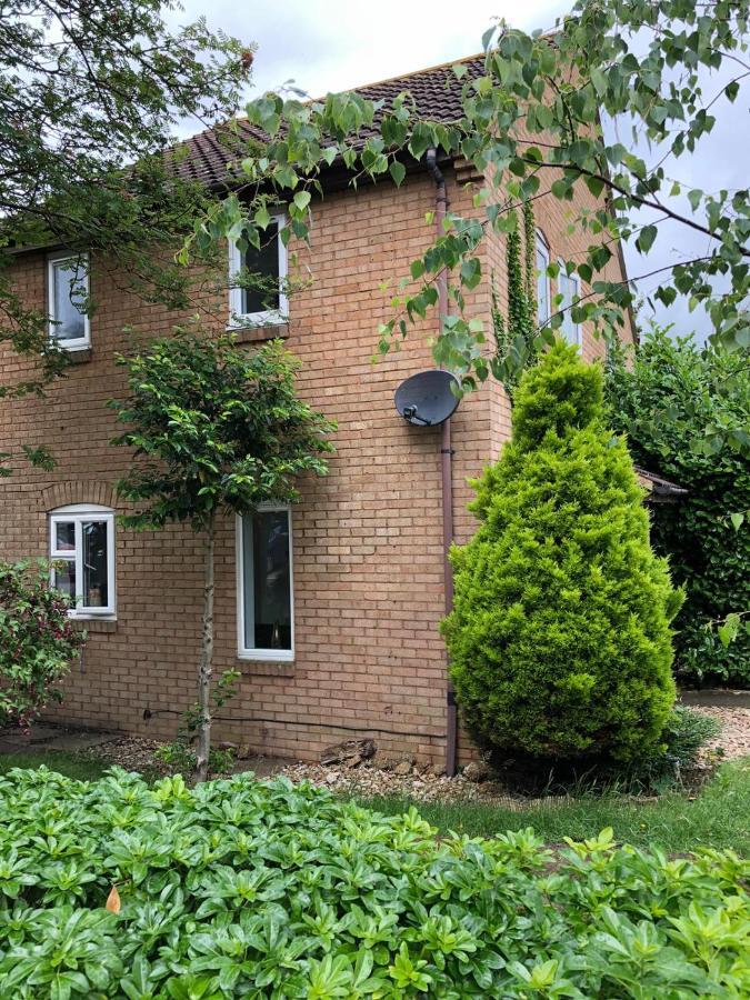 Rowan Tree Villa Ейлсбъри Екстериор снимка