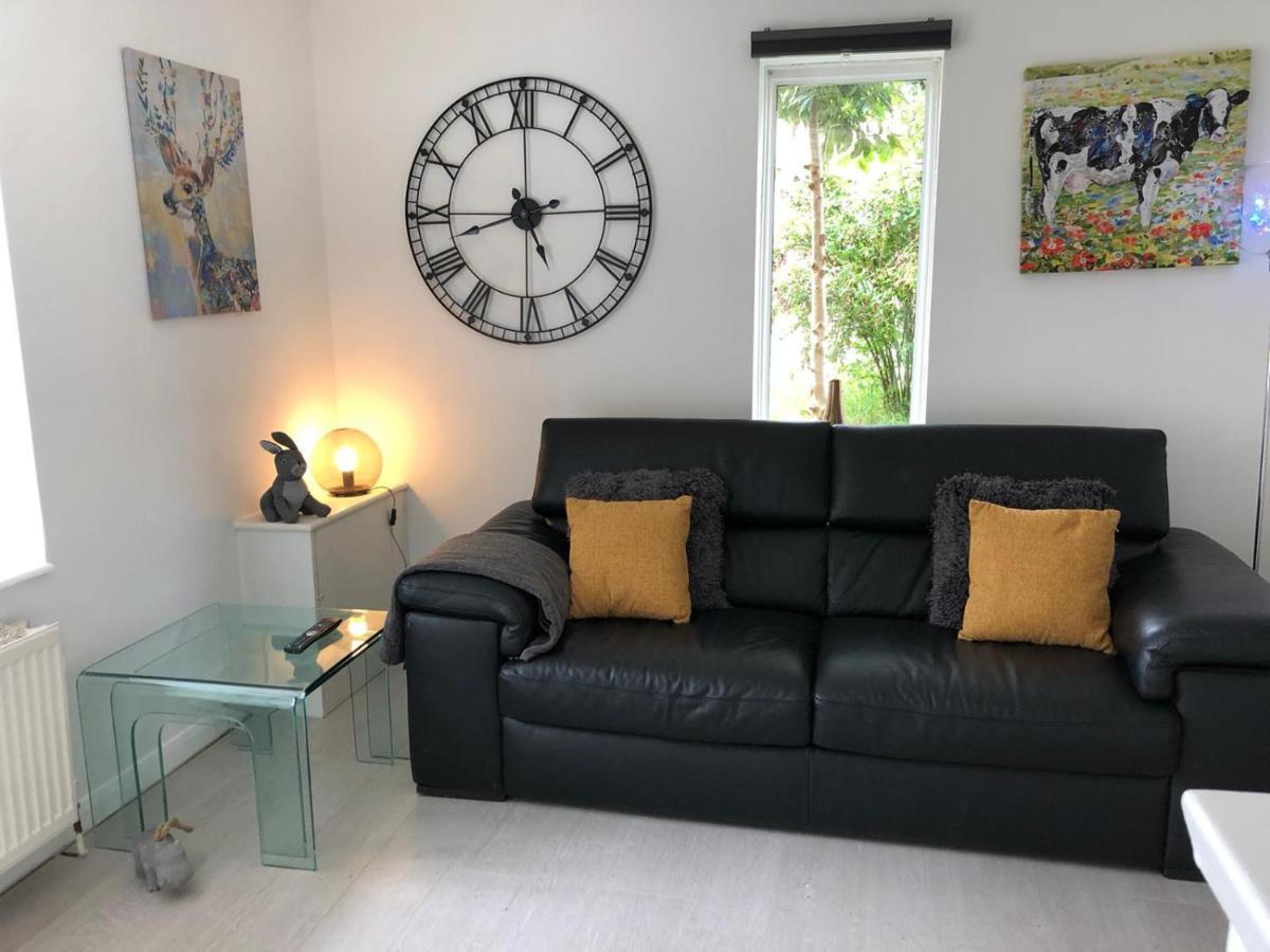 Rowan Tree Villa Ейлсбъри Екстериор снимка