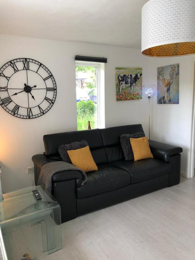 Rowan Tree Villa Ейлсбъри Екстериор снимка